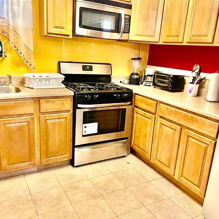 Large 3-Bedrooms/2-Bath Apt, One Block To Train New York Exterior photo