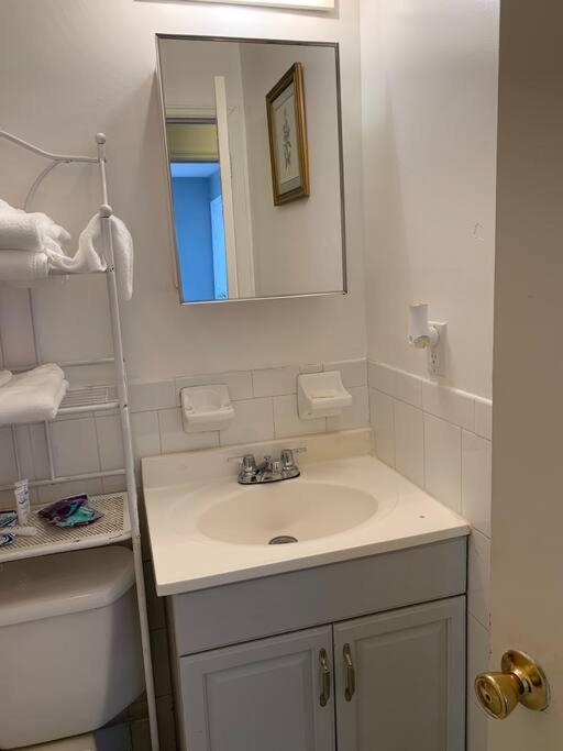 Large 3-Bedrooms/2-Bath Apt, One Block To Train New York Exterior photo
