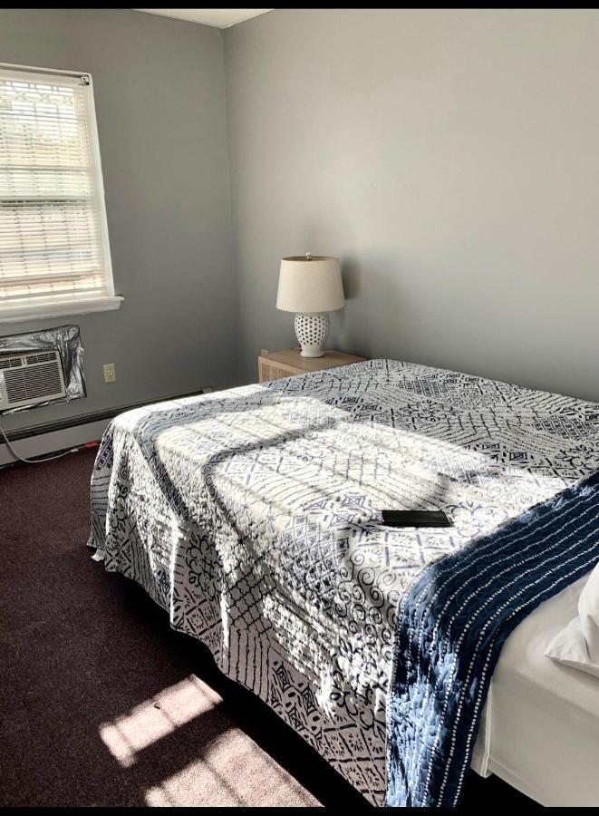 Large 3-Bedrooms/2-Bath Apt, One Block To Train New York Exterior photo