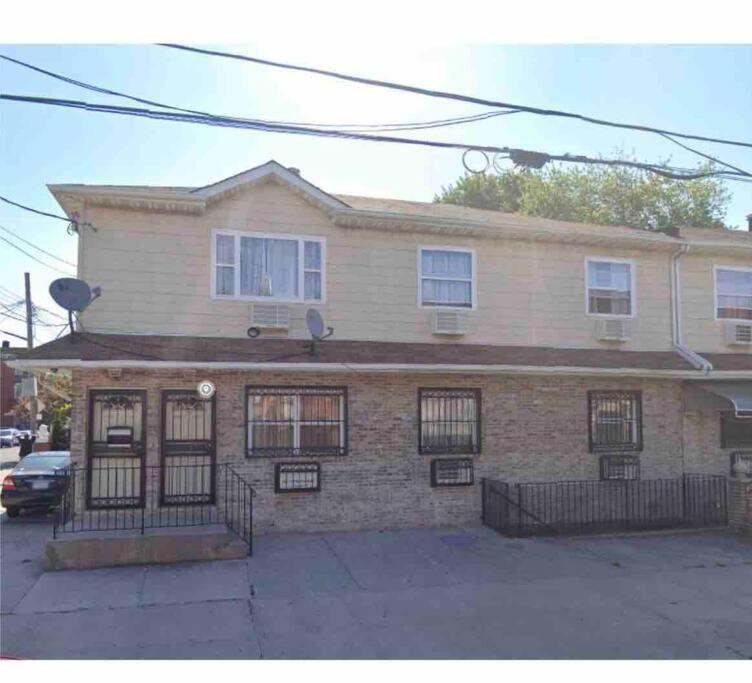Large 3-Bedrooms/2-Bath Apt, One Block To Train New York Exterior photo