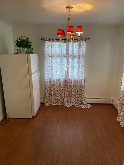 Large 3-Bedrooms/2-Bath Apt, One Block To Train New York Exterior photo