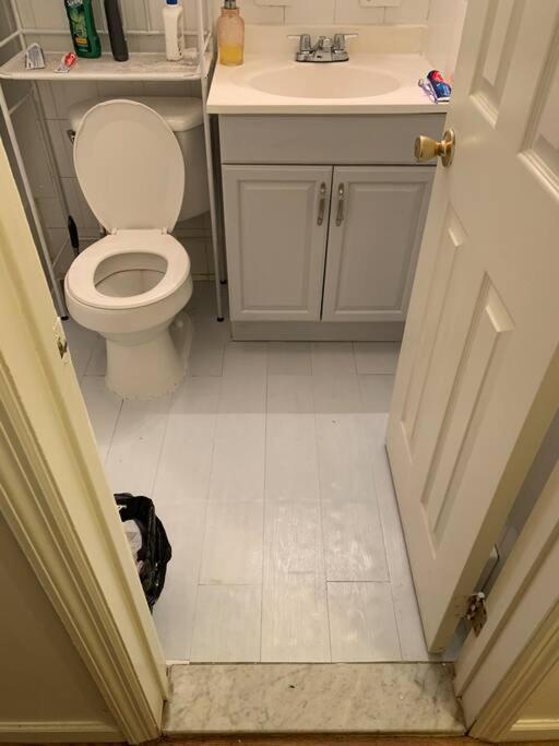 Large 3-Bedrooms/2-Bath Apt, One Block To Train New York Exterior photo