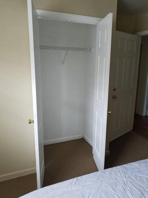 Large 3-Bedrooms/2-Bath Apt, One Block To Train New York Exterior photo