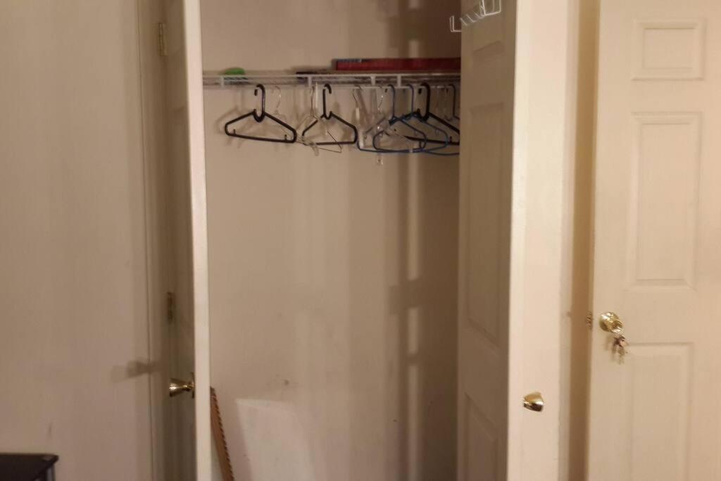 Large 3-Bedrooms/2-Bath Apt, One Block To Train New York Exterior photo