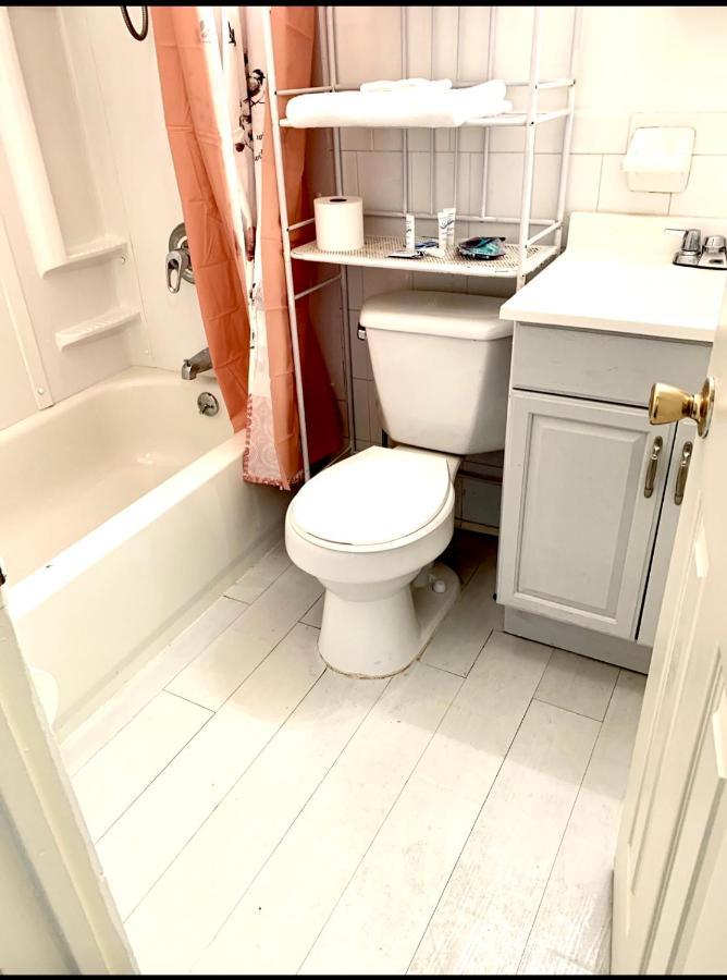 Large 3-Bedrooms/2-Bath Apt, One Block To Train New York Exterior photo