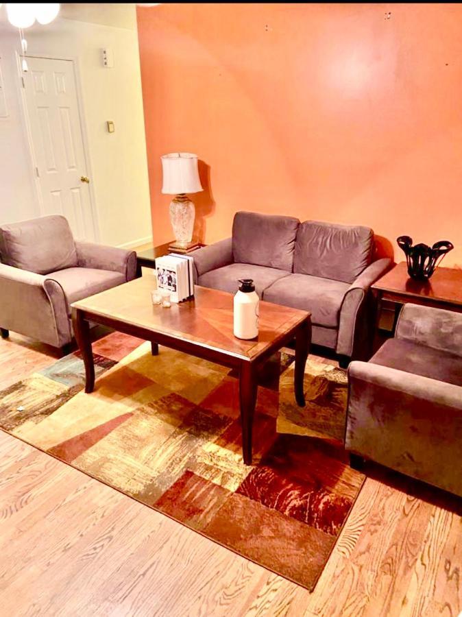 Large 3-Bedrooms/2-Bath Apt, One Block To Train New York Exterior photo