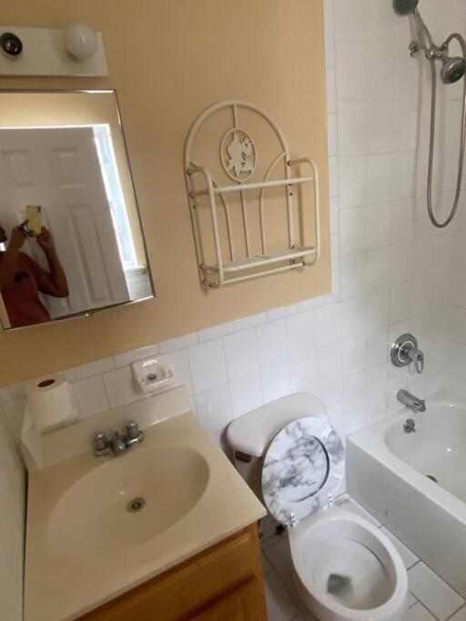 Large 3-Bedrooms/2-Bath Apt, One Block To Train New York Exterior photo