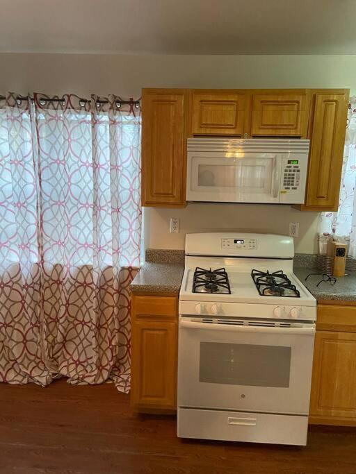 Large 3-Bedrooms/2-Bath Apt, One Block To Train New York Exterior photo