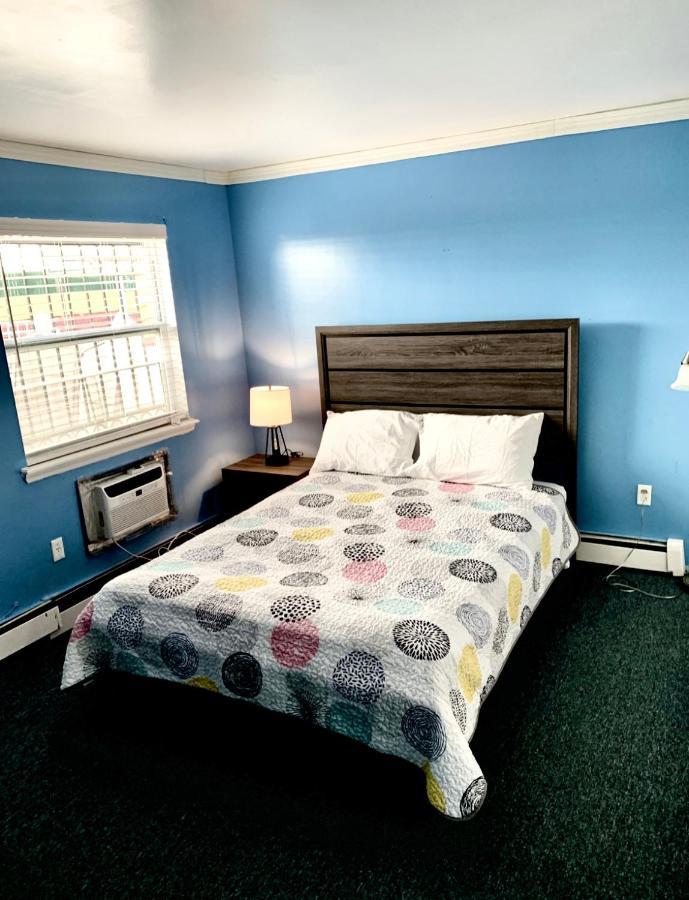 Large 3-Bedrooms/2-Bath Apt, One Block To Train New York Exterior photo