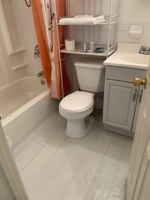 Large 3-Bedrooms/2-Bath Apt, One Block To Train New York Exterior photo