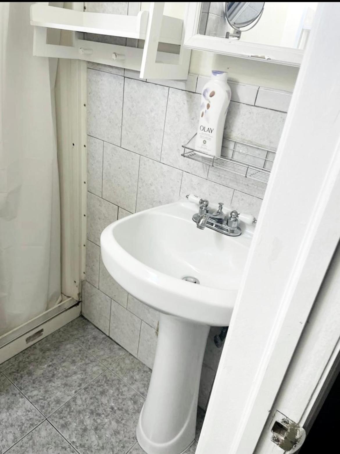Large 3-Bedrooms/2-Bath Apt, One Block To Train New York Exterior photo