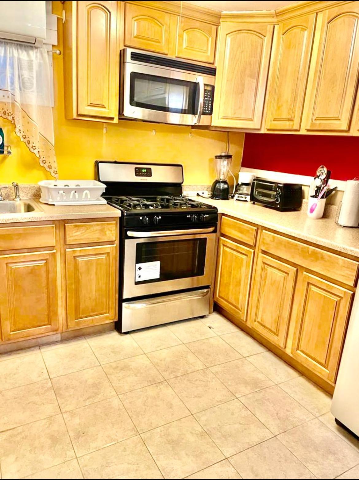 Large 3-Bedrooms/2-Bath Apt, One Block To Train New York Exterior photo